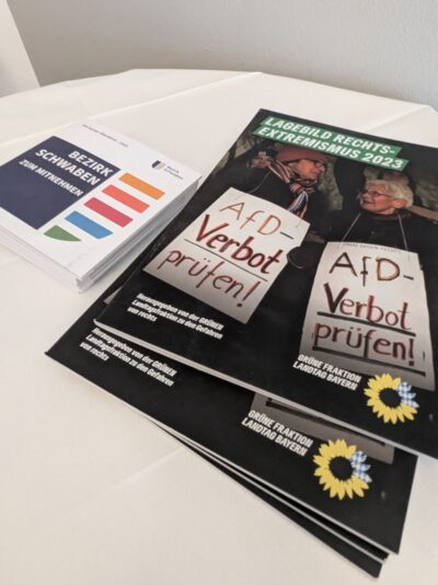 Broschüren Bezirk Schwaben und Lagebericht Rechtsextremismus