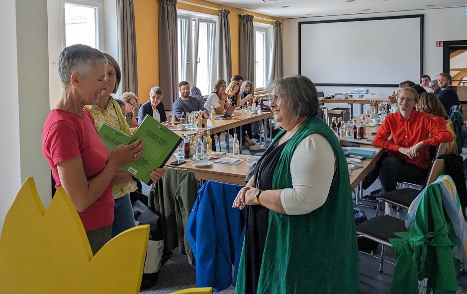 Grüne Bezirkssprecherin Eveline Kuhnert gratuliert wiedergewählten Bezirksrätinnen im erweiterten Bezirksvorstand Schwaben